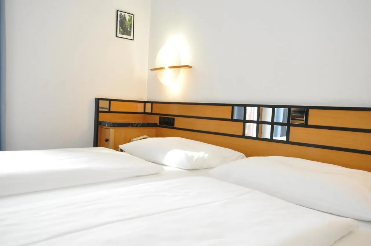 *** Otel Villa Waldperlach By Blattl Münih Almanya